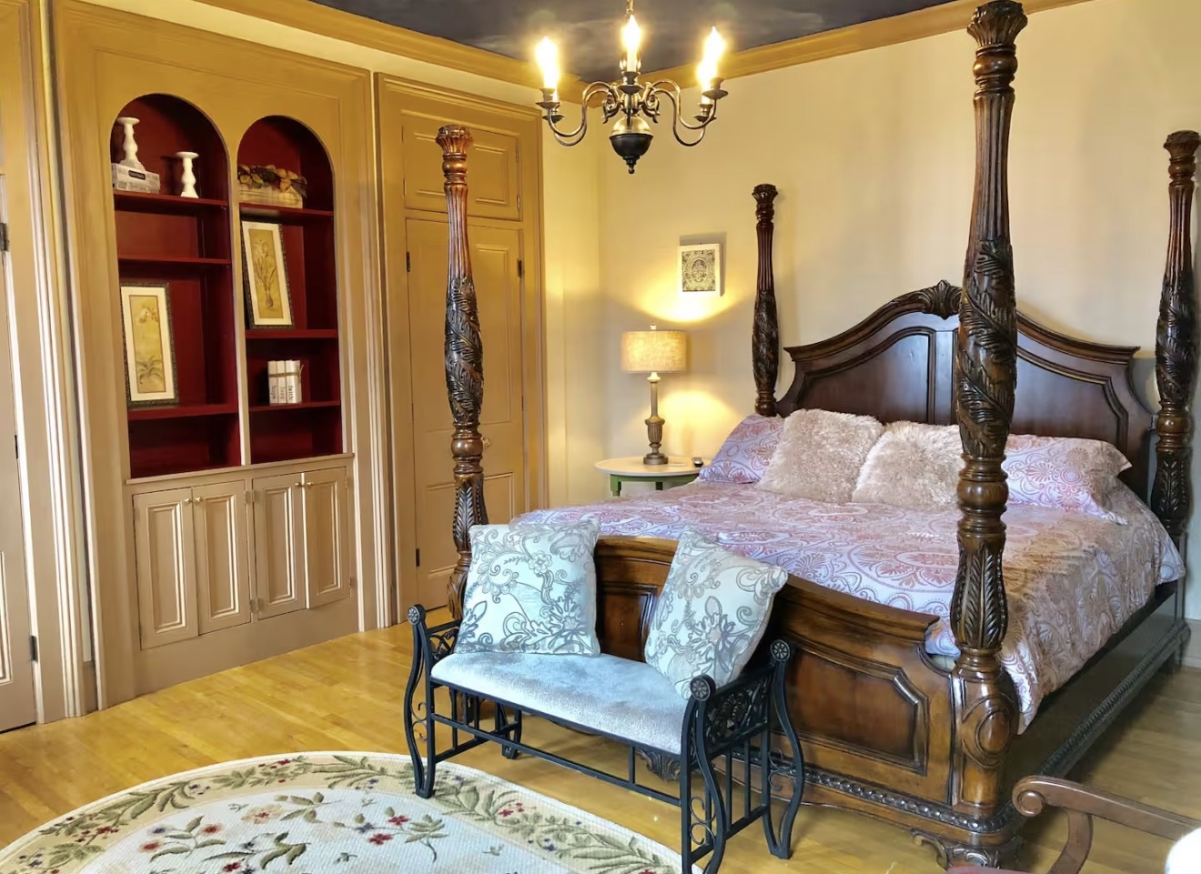 Four-poster bed suite
